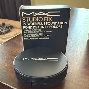 MAC Cosmetics Studio Fix Powder Plus Foundation NC35